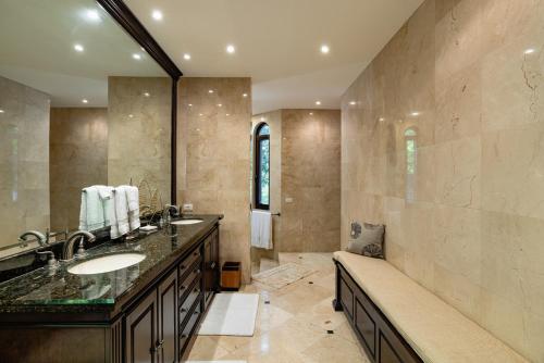 ein Badezimmer mit einem Waschbecken und einem großen Spiegel in der Unterkunft Casa La Cima in Playa Hermosa