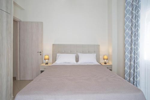 Postel nebo postele na pokoji v ubytování Piraeus Wave Stylish Apt Near Marina & Beach