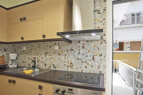 Kuchyň nebo kuchyňský kout v ubytování Piraeus Wave Stylish Apt Near Marina & Beach