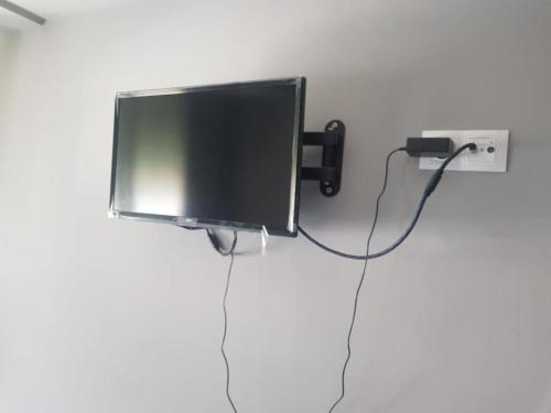 een flatscreen-tv aan een muur bij Habitaciones en Ronda in Castro-Urdiales