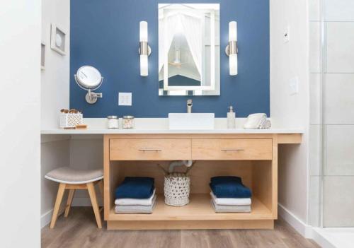 a bathroom with a sink and a mirror at Sun Outdoors Sugarloaf Key in Summerland Key