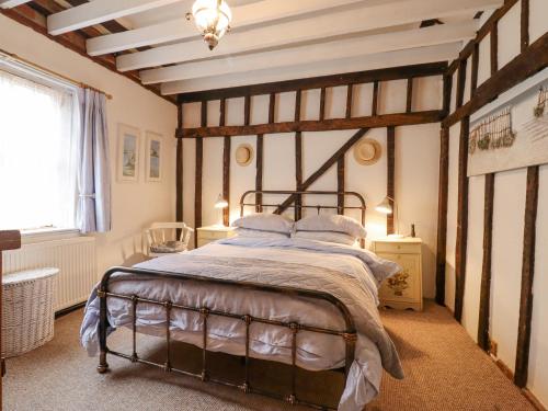 ein Schlafzimmer mit einem großen Bett in einem Zimmer in der Unterkunft Driftwood Cottage in Harwich