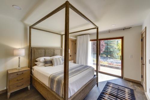 Sun Valley Condo with Furnished Patio Near Skiing! tesisinde bir odada yatak veya yataklar