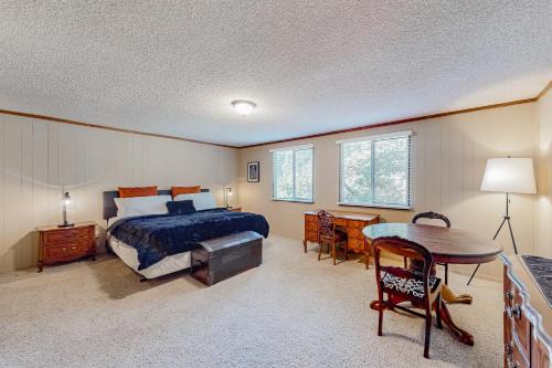 Un dormitorio con una cama, un escritorio y una mesa. en Sky Meadows Charmer, en South Lake Tahoe