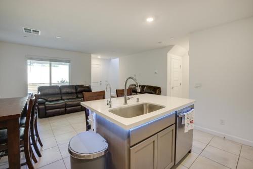 eine Küche mit einem Waschbecken und ein Wohnzimmer in der Unterkunft Comfy Las Vegas Retreat about 7 Mi to The Strip! in Las Vegas