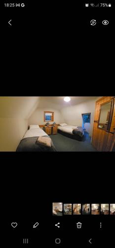 duas fotografias de um quarto com duas camas num quarto em Longford Holiday Blue Sky Self Catering Cottage 