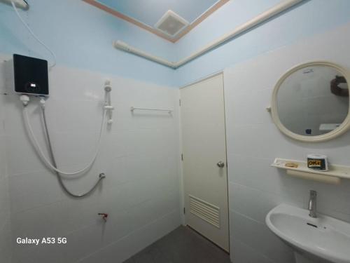 a bathroom with a sink and a mirror at Peace Lanta Mansion in Ko Lanta