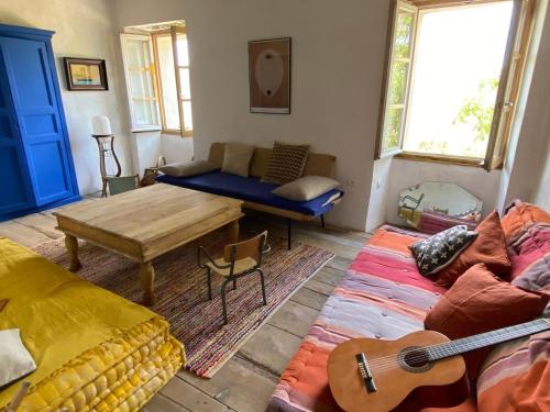 a living room with a guitar and a couch at Authentique maison de village de Gavignano 