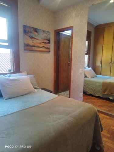 Ένα ή περισσότερα κρεβάτια σε δωμάτιο στο Quarto Suite -Em apartamento familiar