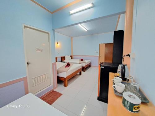 a small room with a kitchen and a bedroom at Peace Lanta Mansion in Ko Lanta