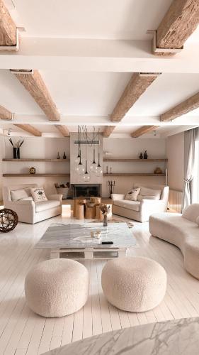 uma sala de estar com mobiliário branco e uma lareira em Havuzlu , şömineli villa 