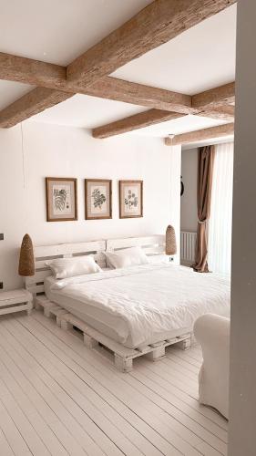 um quarto branco com uma cama grande e 2 cadeiras em Havuzlu , şömineli villa 
