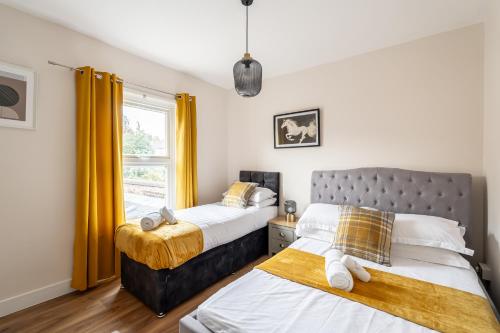 Rúm í herbergi á Three Bed House by Icon Living Properties Short Lets and Serviced Accommodation Luton