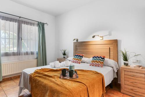 sypialnia z dużym łóżkiem i oknem w obiekcie Villa Capricho - PlusHolidays w mieście Calpe