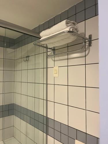 La salle de bains est pourvue d'une douche et d'un portant. dans l'établissement Flat Iate Plaza, à Fortaleza