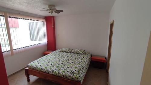 niewielka sypialnia z łóżkiem i oknem w obiekcie Torres Sobrium 2 habitaciones Sleep 6 w mieście Tonsupa