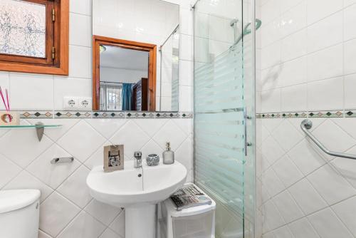 biała łazienka z umywalką i prysznicem w obiekcie Villa Capricho - PlusHolidays w mieście Calpe
