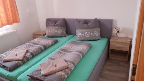 un sofá con 2 almohadas en una habitación en Apartmán Dubovka, 