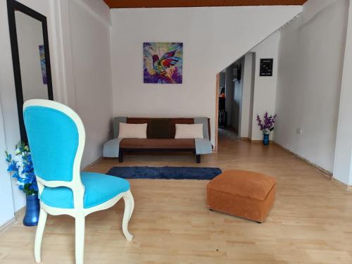 salon z niebieskim krzesłem i kanapą w obiekcie Cómodo estudio en la vía a termales w mieście Santa Rosa de Cabal