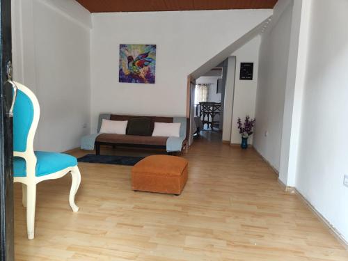 Un lugar para sentarse en Cómodo estudio en la vía a termales