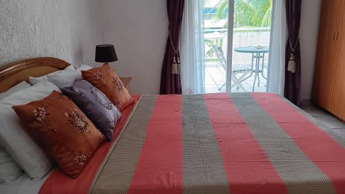 En eller flere senge i et værelse på Pool View Loft Apartment
