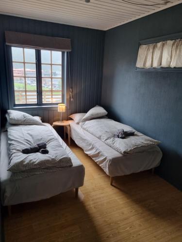 um quarto com 2 camas e uma janela em Stor leilighet med 4 senger sentralt i Førde em Førde