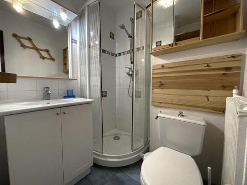 une salle de bain avec une douche, des toilettes et un lavabo dans l'établissement Appartement classique 2 pièces pour 4 personnes aux Menuires - FR-1-452-233, aux Menuires