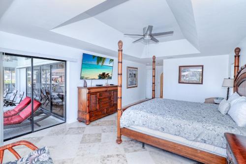 - une chambre avec un lit et un ventilateur de plafond dans l'établissement Villa Waterview - Amazing Gulf access pool and spa home on spacious corner lot!, à Cape Coral