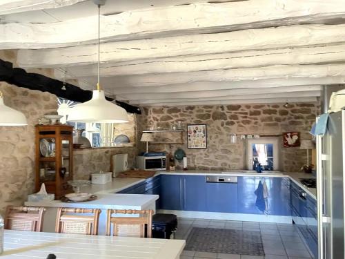 Photo de la galerie de l'établissement La Vigne, fully modernised farmhouse dated 1882 incl Swimming pool per Aug 2025!, à Le Theil