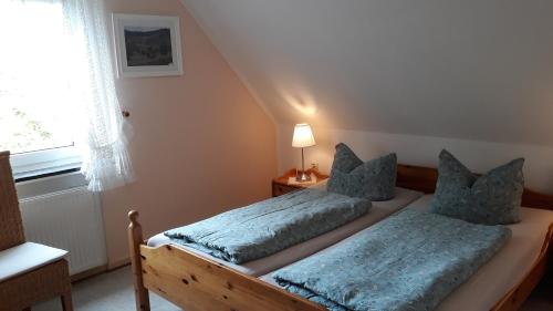 een slaapkamer met twee bedden en een raam bij Ferienwohnungen Liedtke in Behringen