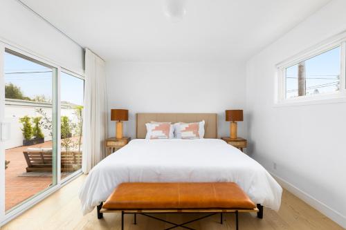 1 dormitorio con cama y ventana grande en Beautiful 3 bedroom in Mar Vista, en Los Ángeles