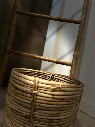 a wicker basket sitting next to a wall at Richard Lequet Domaine gastronomique du Val d Atur in Boulazac