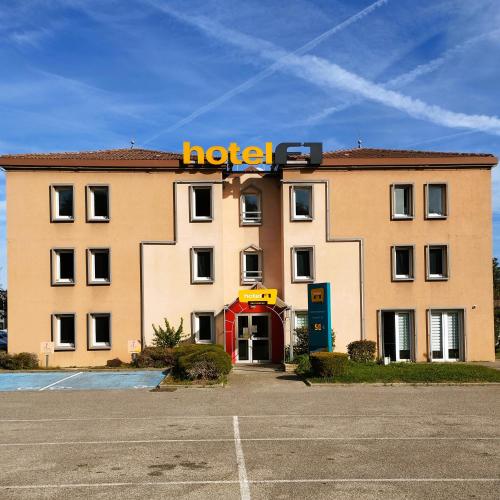 budynek hotelowy z znakiem hotelowym na górze w obiekcie hotelF1 Lyon Bourgoin-Jallieu w mieście LʼIsle-dʼAbeau