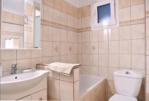A bathroom at Kastoria Modern Stay