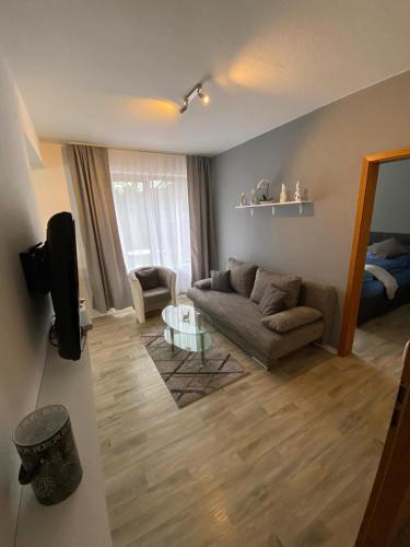 a living room with a couch and a table at Ferienwohnung im Lipperland in Bad Salzuflen