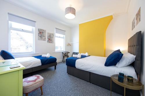 Tempat tidur dalam kamar di Air Host and Stay - Earp House 3 bedroom, sleeps 7, mins from train
