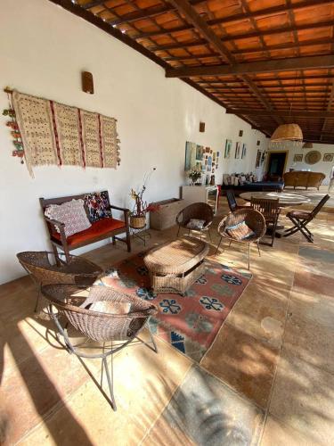 a living room with chairs and a couch and a table at Villa Albergaria in Flecheiras