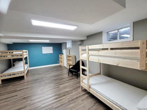 Katil dua tingkat atau katil-katil dua tingkat dalam bilik di Countryside Farm Estate - Bnb