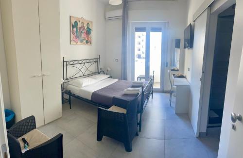 サン・サルヴォにあるB&B UN POSTO AL MARE San Salvo Marinaのベッドルーム1室(ベッド1台、テーブル、椅子付)
