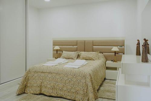 1 dormitorio blanco con 1 cama grande y 2 almohadas en Casa Estrelicia en Ponta do Sol