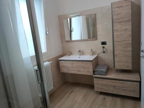 ein Bad mit einem Waschbecken und einem Spiegel in der Unterkunft Casa di Mattia in San Cesario di Lecce
