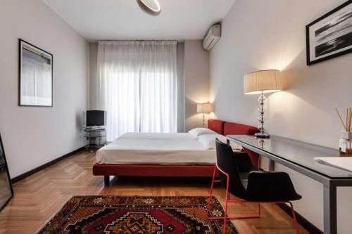 a bedroom with a bed and a desk with chairs at Silenzioso Appartamento Repubblica Home in Milan