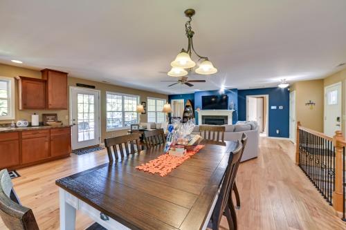 Η κουζίνα ή μικρή κουζίνα στο Lakefront Gilbertville Haven with Private Boat Dock!