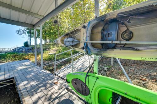 Φωτογραφία από το άλμπουμ του Lakefront Gilbertville Haven with Private Boat Dock! σε Gilbertsville