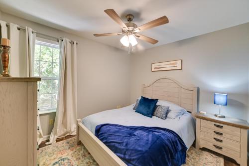 1 dormitorio con 1 cama y ventilador de techo en Waterfront Gilbertsville Retreat on Kentucky Lake!, en Gilbertsville
