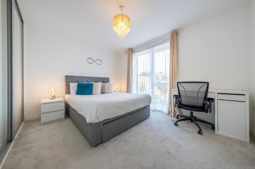 um quarto com uma cama, uma secretária e uma cadeira em 3 bedroom house in Bricketwood St Albans em Garston