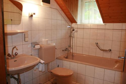 Koupelna v ubytování Hotel Stadlwirt