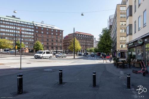 uma rua vazia numa cidade com edifícios em Scandic Primo Apartments - Malminkatu 49m2 em Helsinque