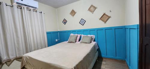 1 dormitorio con 1 cama con paneles azules en Linda casa com exc. localização, en Castanhal