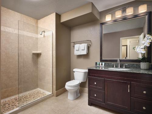 a bathroom with a toilet and a shower and a sink at Catalina Island Inn in Avalon